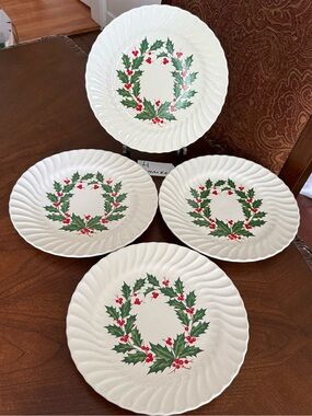 Set of 4 VTG Unmarked SCIO Holly Christmas Swirl Scalloped 10” Dinner Plates****